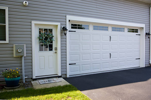 24/7 Emergency Garage Door Panel Replacement experts in El Paso, IL